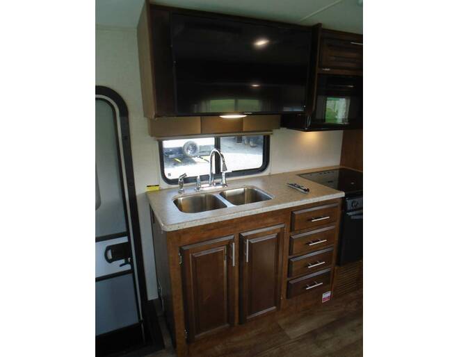 2017 FR3 Ford Crossover 30DS Class A at Arrowhead Camper Sales, Inc. STOCK# U02425 Photo 19