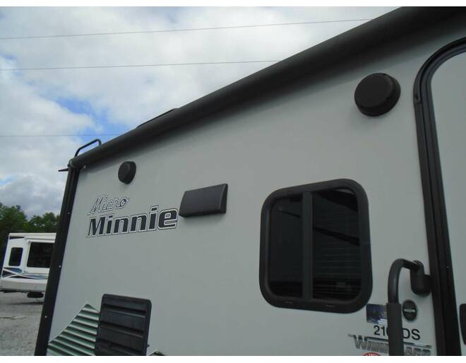 2021 Winnebago Micro Minnie 2108DS Travel Trailer at Arrowhead Camper Sales, Inc. STOCK# U51416 Photo 6